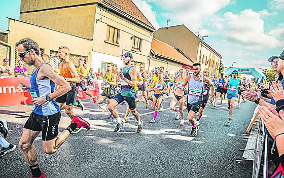 Bchovice. Závodníci polykají první metry neobyejného závodu.