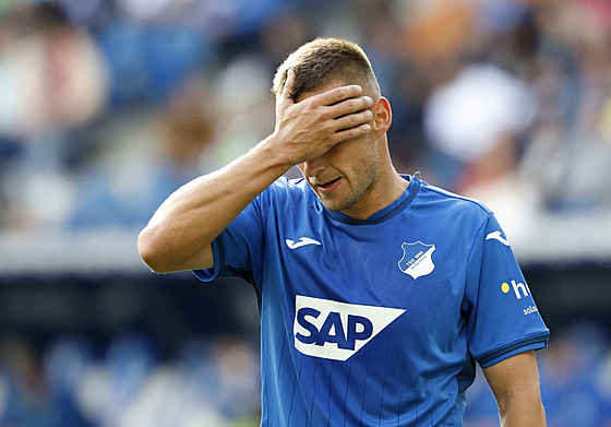 eský fotbalista Pavel Kadeábek z Hoffenheimu bhem utkání proti Bayeru...