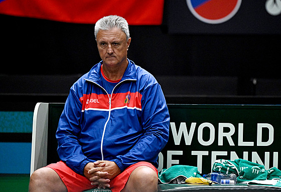 Zklamaný trenér eského týmu tenist Jaroslav Navrátil.