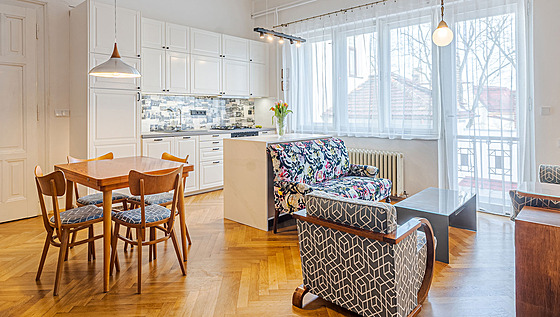 Na skv�le zrepasovaných parketách vynikly nejen staré opravené kusy nábytku.