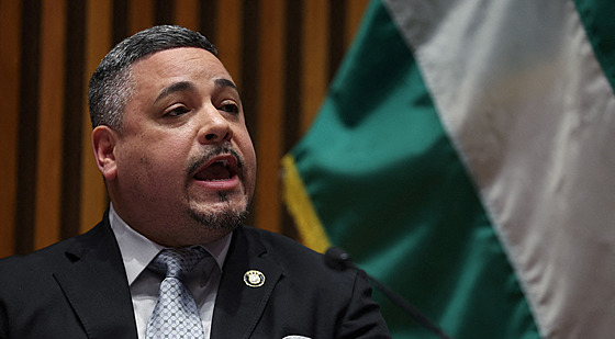 �éf newyorské policie Edward Caban je ter�em federálního vy�et�ování.