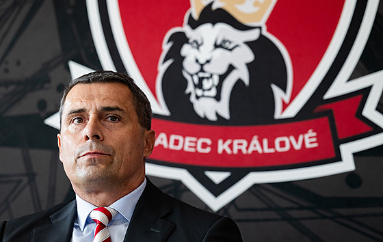 Generální mana�er Ale� Kmoní�ek na tiskové konferenci hokejového klubu...