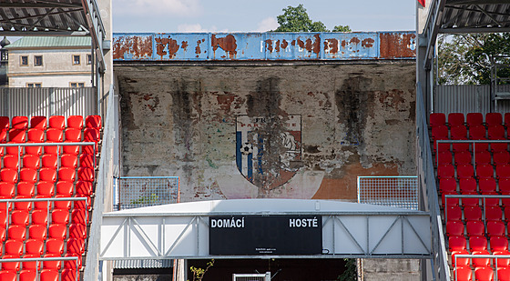 Pardubice mají nový fotbalový stadion. A mezi moderními tribunami chátrající...