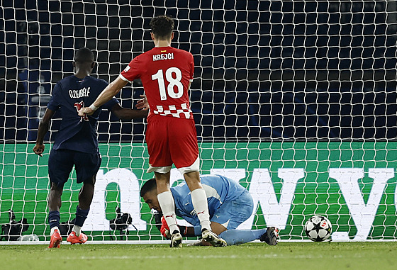 Ladislav Krejí pihlíí tomu, jak Girona inkasuje v závru utkání s PSG.