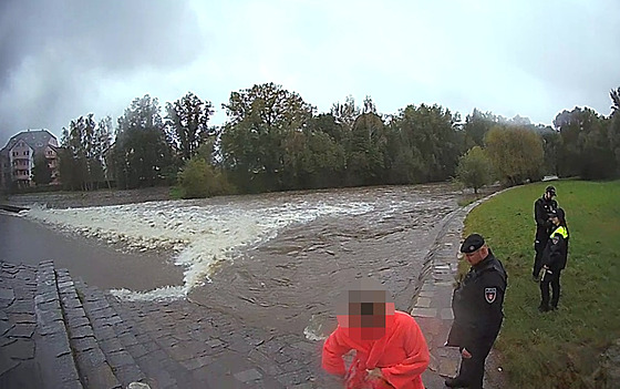 �ena se plánovala koupat v rozvodn�né �ece.