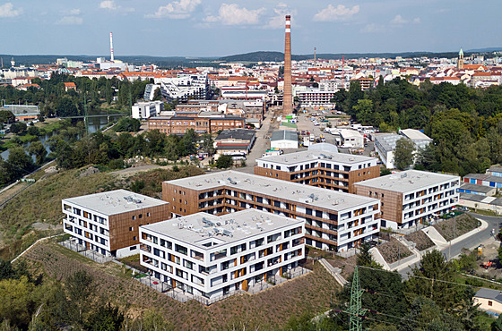 Byty se stále staví a stále je jich nedostatek. Snímek je z výstavby bytového komplexu Papírna na Slovanech. 