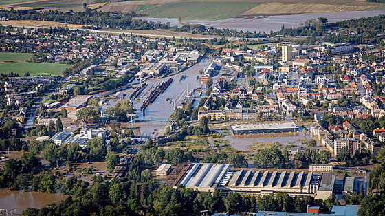 Letecky pohled na zaplavený Krnov. Ze svých koryt se vylily eky Opava a...