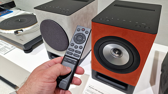 Sta�í je zapojit do zásuvky, p�ipojit k internetu a v aplikaci nastavit streamovací slu�by.