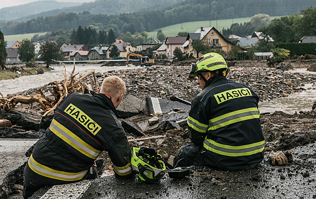 Místní se v eské vsi vracejí ke svým obydlím, která poniila eka Blá. (16....