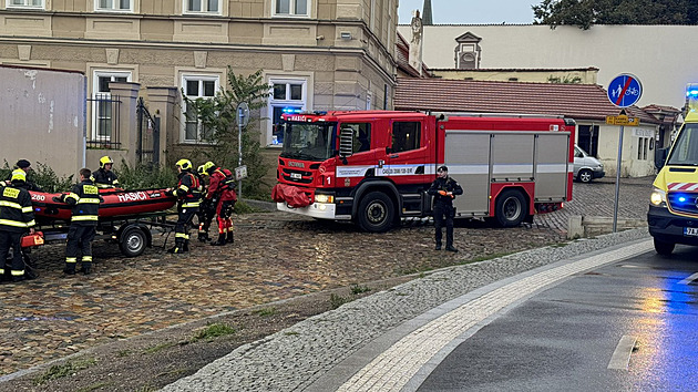 Muž si šel zaplavat do Vltavy, u Karlova mostu ho zachraňovaly desítky lidí