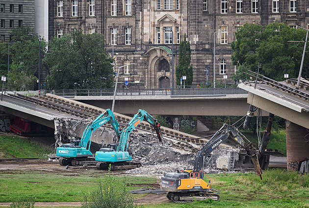 V Drážďanech se při demolici zřítila do Labe další část mostu Carolabrücke