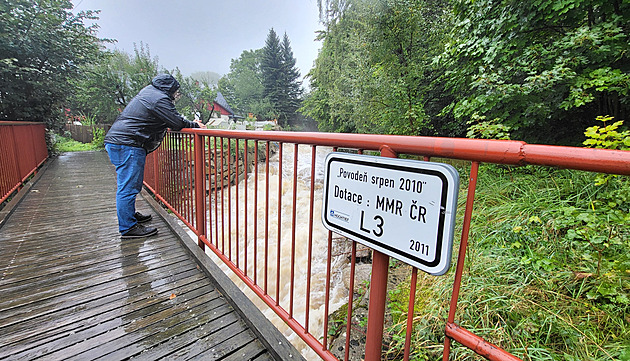 Voda na Smědé stoupá víc než se čekalo, znovu odstřihla Višňovou od zbytku regionu