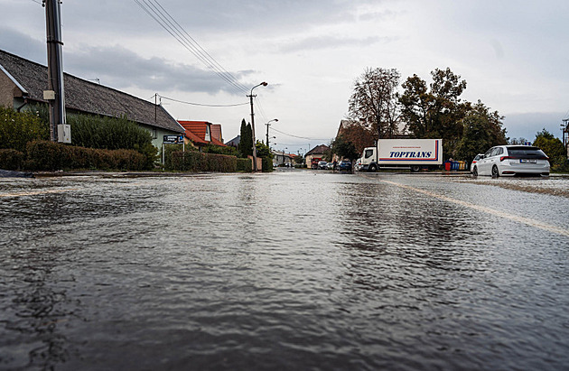 Protipovodňová opatření uchránila Olomouc, voda mizí i ze zaplaveného Chomoutova