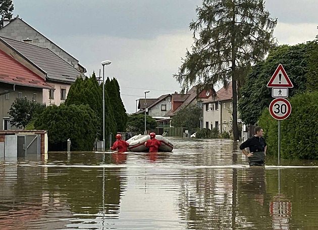 Protipovodňová opatření uchránila Olomouc, hasiči pátrají po třech nezvěstných