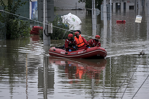 V Ostravě se protrhla říční hráz, voda proudí směrem na Přívoz i Novou Ves
