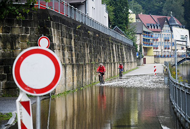 Hřensko se bojí záplav kvůli stromům v řece, za neuklizené dřevo zažaluje stát