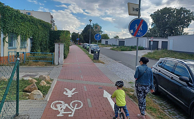 Cyklostezku v Otrokovicích na nkolika místech peruují znaky oznaující její...