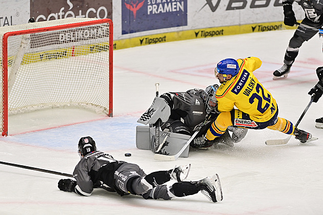 Budjovick tonk Jakub Valsk (22) v niku nar do karlovarskho branke Dominika Frodla.