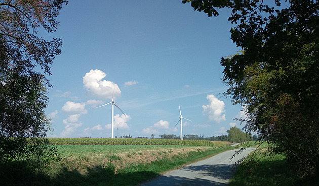 Dva velké vtrníky na vrku nad obcí Vnice na Havlíkobrodsku vyrábjí...