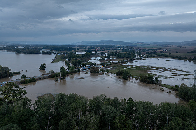 Senát schválí pomoc po povodních na náhradní bydlení. A delší ošetřovné