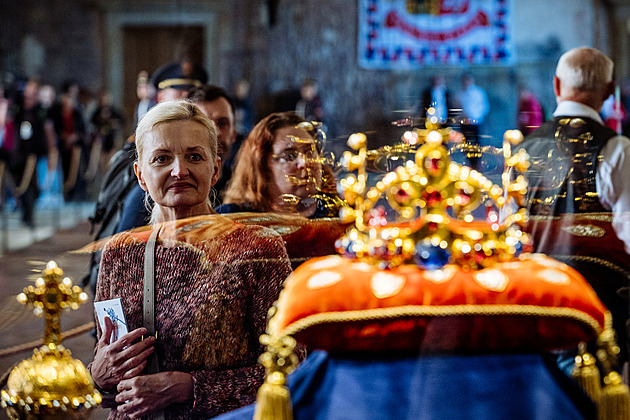 Čekali od noci. První lidé zamířili na výstavu korunovačních klenotů