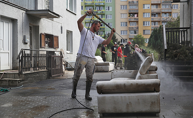 Volby v měsíční krajině budou na samé hranici ústavnosti. Jenže co je správné řešení?
