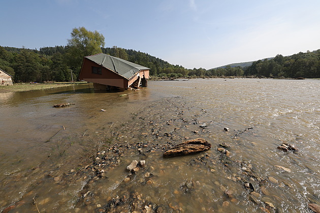 Některé domy zmizely. Voda v Široké Nivě i Karlovicích opadla, všude je zmar