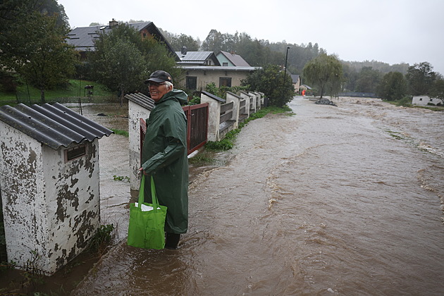 „Mám řízky, vody se nebojíme.“ Část lidí z Jeseníku se odmítla evakuovat