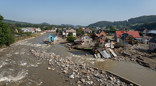 Zlověstný kříž na dveřích: Zbourat. Obce na Jesenicku označí domy k demolici