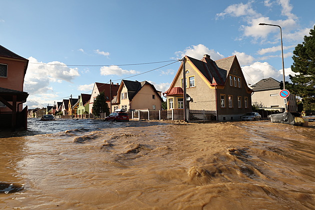 Povodňové alibi pro rozpočet. Pokouší se vláda zakrýt rozpočtové díry za desítky miliard?
