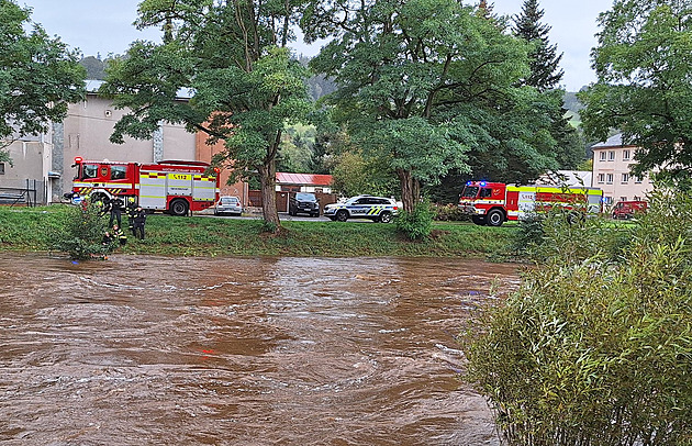 Hasie zamstnal zfetovaný mladík, který vlezl do rozbouené Jizery (15. záí...