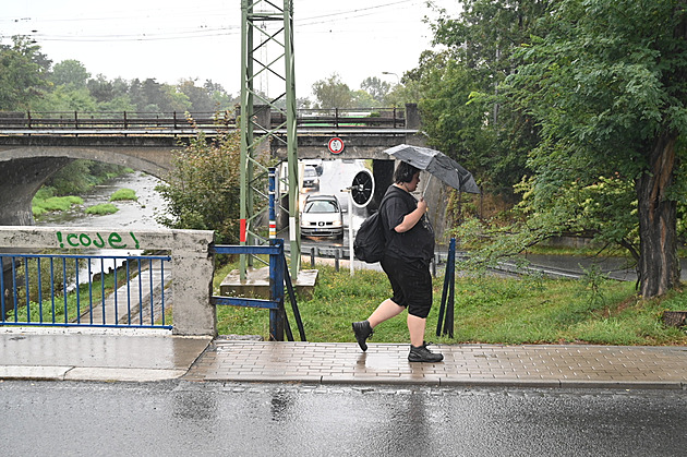 Povodňové ohrožení platí i v Praze a větší části Čech, zesílil ČHMÚ výstrahu