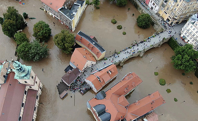 V Polsku se snaží odvrátit zatopení Nisy, v Rakousku záplavy narušily kampaň