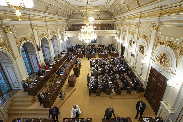 Poslanci rozhodují o Dni samizdatu, budou jednat o základním registru obyvatel
