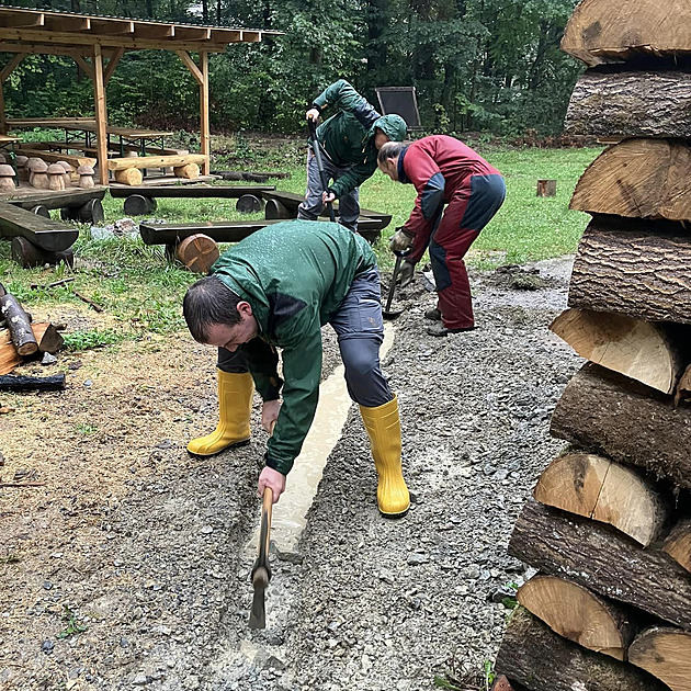 Dům přírody v Moravském krasu ještě nevysušili od letních dešťů, teď drží hlídky