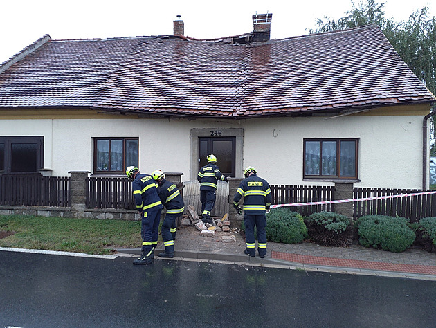 Hasii vyjídli k propadlé stee rodinného domu v Chrudimi.