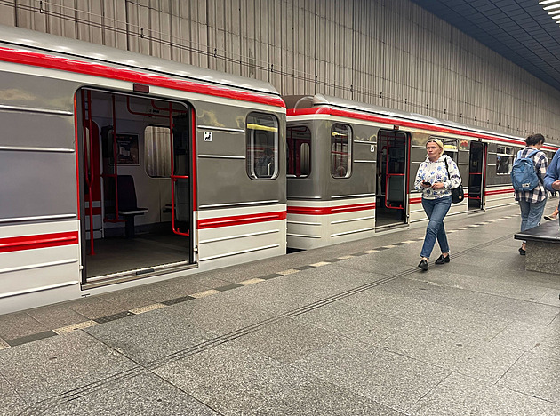 Mezi Dejvickou a Náměstím Míru hodinu nejelo metro. Tunel prohledávala policie