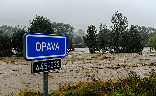 Rozvodnná eka Opava ve Vrbnu pod Praddem. Voda se rozlévá z beh a bere...