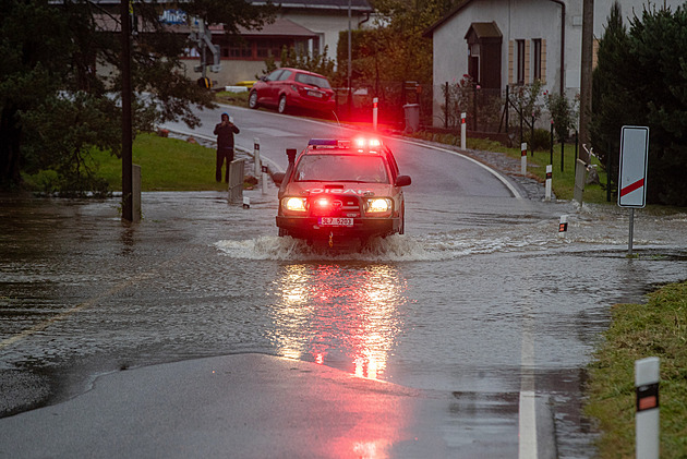 Říčka Bělá v Jeseníkách zaplavila první domy, voda odřízla Višňovou od světa