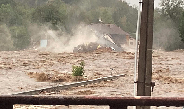 Na Jesenicku se zřítily první domy. Město řeší také unikající plyn