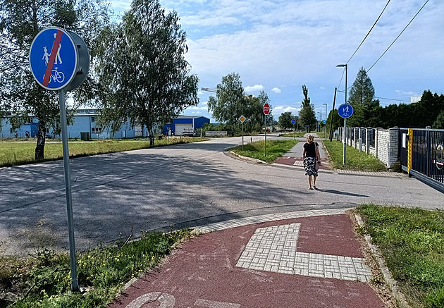 Kritizované stopky ze sloupk u dírecké cyklostezky do prmyslové zóny...