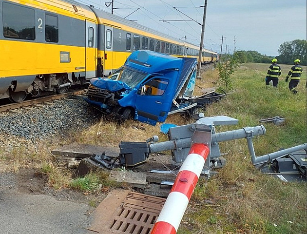 Na Pardubicku se srazil vlak s autem, provoz na koridoru hodinu stál