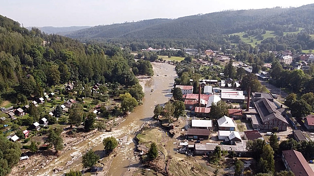 Voda klesá a odhaluje zkázu. Nejvyšší stupeň ještě platí na jihu Čech a Moravy