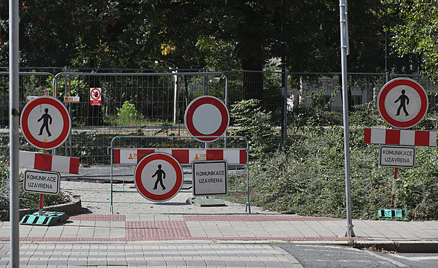 Tudy opravdu ne! Zákazy pro chodce u Husova sadu v Ostrav jsou instalovány v...