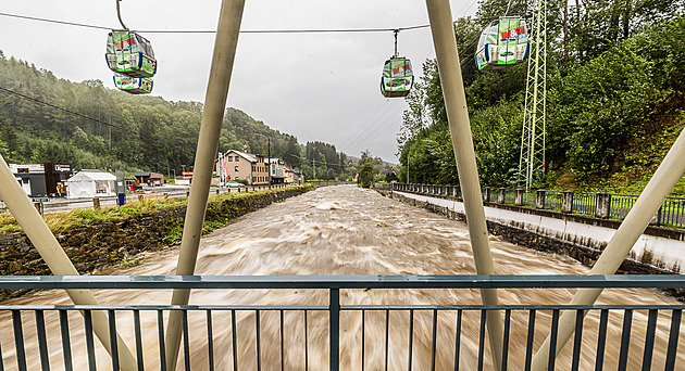 Dolní toky na vzestupu, extrémní stav hlásí čtyři místa. Déšť postupně slábne