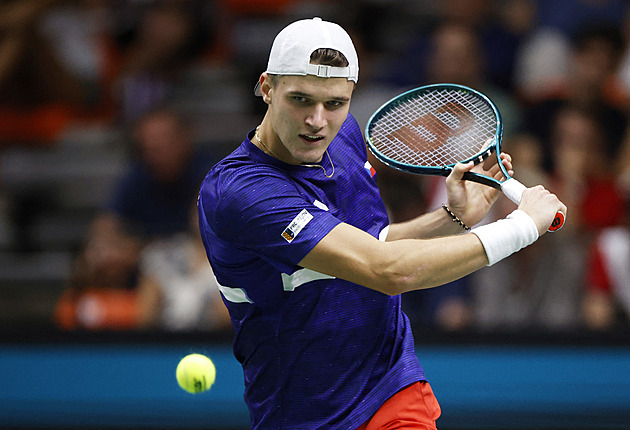 Třetí porážka. Češi na Davis Cupu propadli, proti Francii uspěl jen Menšík