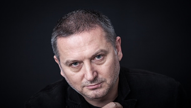 Minulost se valí jako povodeň, paměť před ní tvoří hráz, říká autor