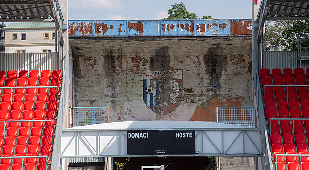 Pardubice mají nový fotbalový stadion. A mezi moderními tribunami chátrající...