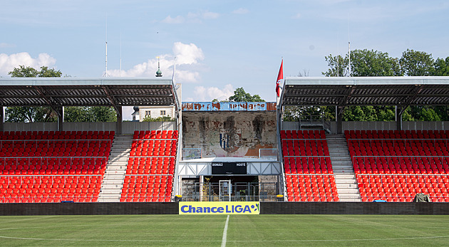 Pardubice mají nový fotbalový stadion. A mezi moderními tribunami chátrající...