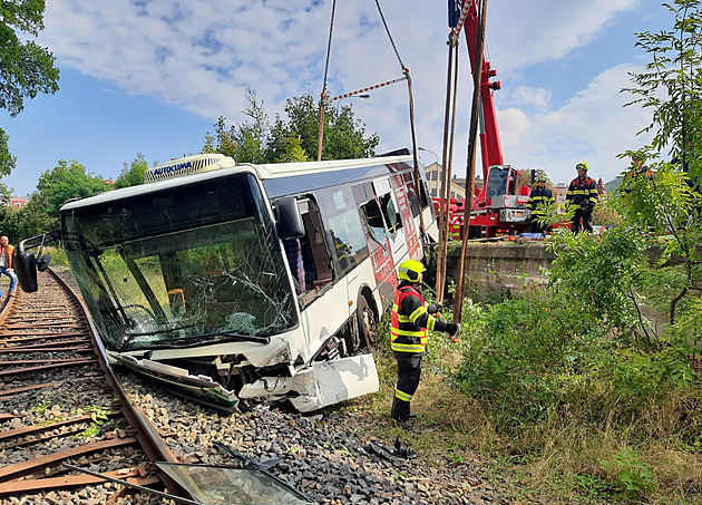 Ve Varech sjel autobus do kolejiště po nehodě s autem, jehož řidič byl opilý